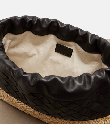 Clutch Dustbag Small aus Raffiabast und Leder | Bottega Veneta