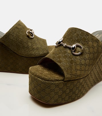 Mules compensées Horsebit GG en daim | Gucci