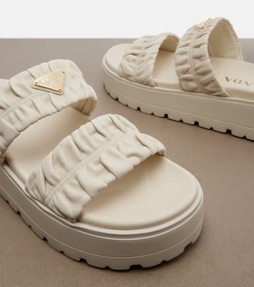 Plateausandalen aus Matelassé-Leder | Prada