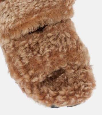 Sandalen aus Shearling | Miu Miu