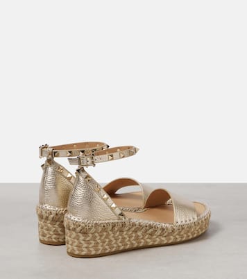 Espadrille-Sandalen Rockstud aus Metallic-Leder | Valentino Garavani