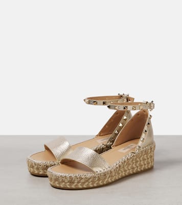 Espadrille-Sandalen Rockstud aus Metallic-Leder | Valentino Garavani