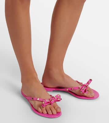 Rockstud bow-detail thong sandals | Valentino Garavani