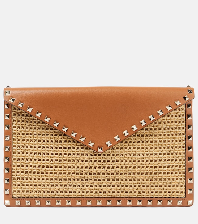 Rockstud Large leather-trimmed raffia clutch