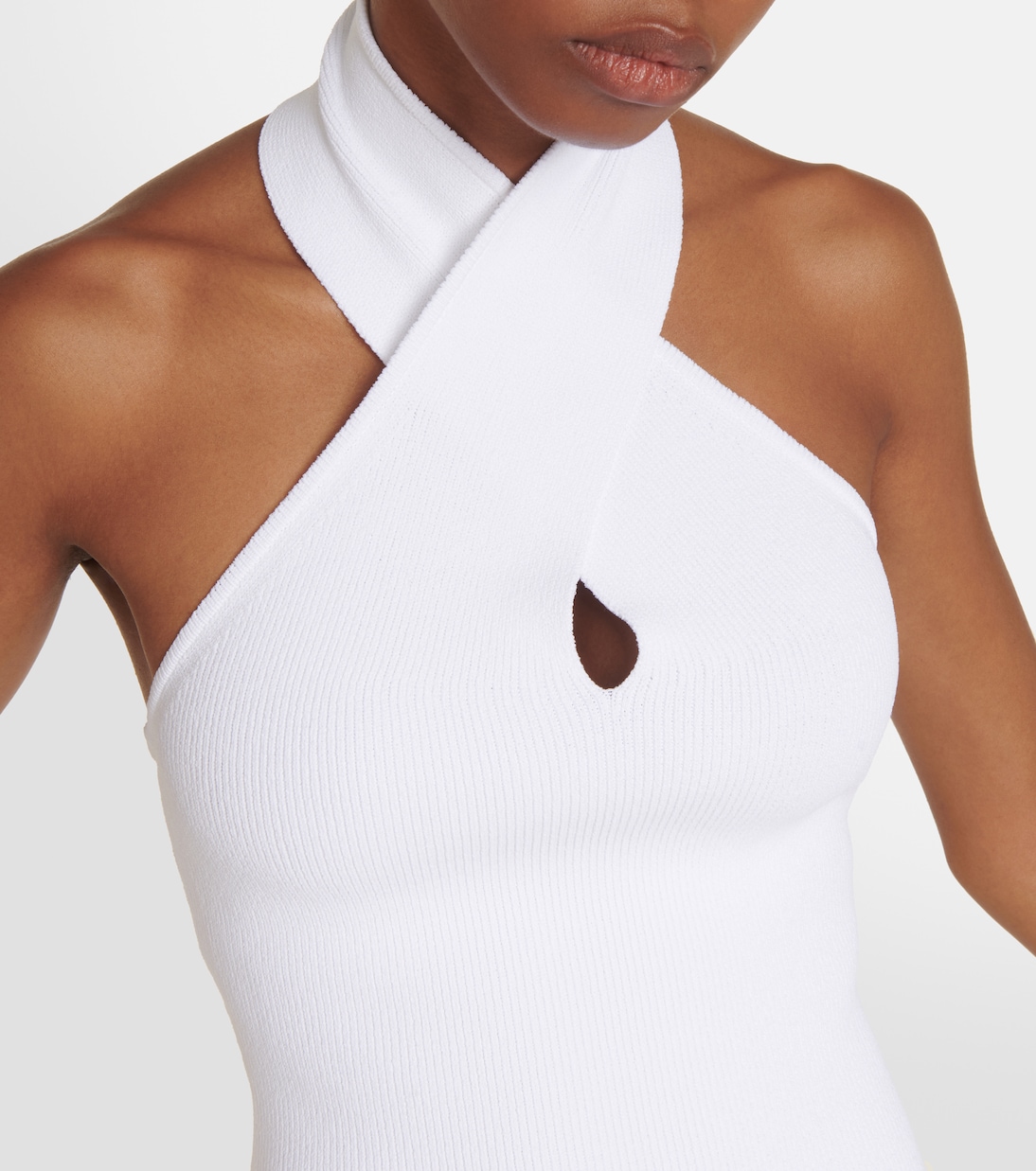 Vestido ajustado de corte medio con detalle de tirantes al estilo Alaïa para jóvenes modernos