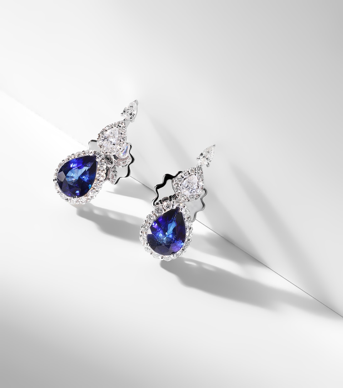 Orecchini Reign Supreme in oro bianco 18kt con diamanti e zaffiri | Yeprem