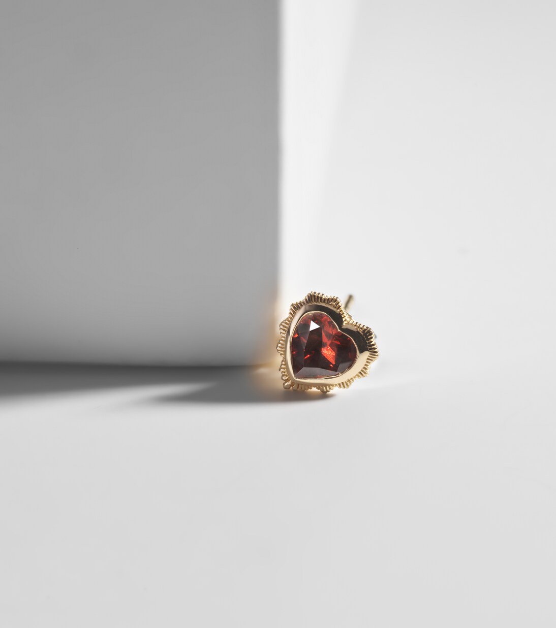 Orecchini in oro 18kt FOUNDRAE con granato, simbolo di amore eterno per giovani stili