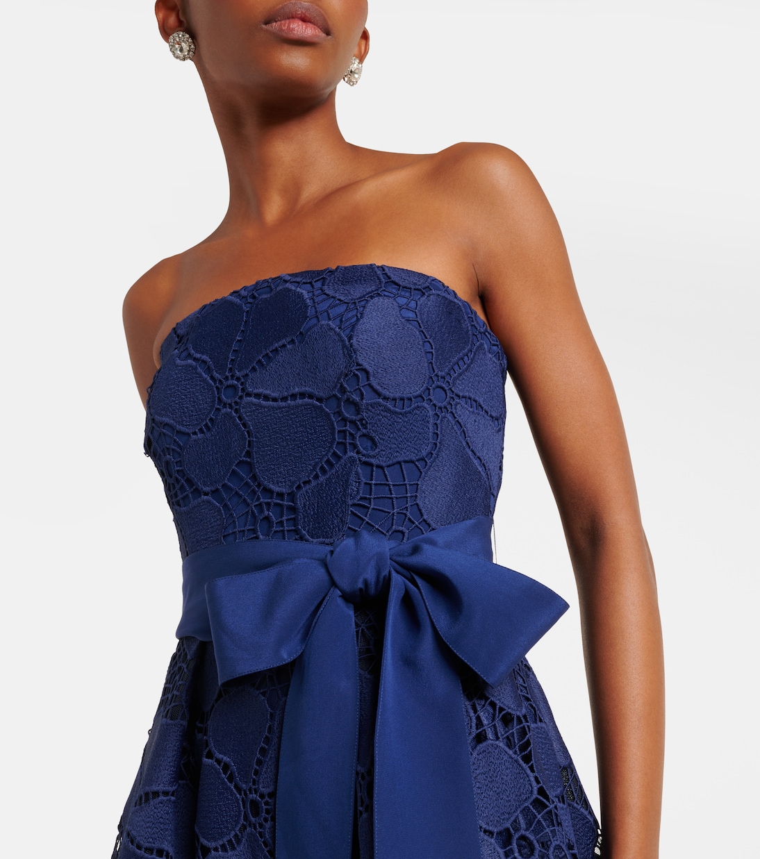 Vestido de Encaje con Busto Elegante de Elie Saab para Jóvenes Modernos
