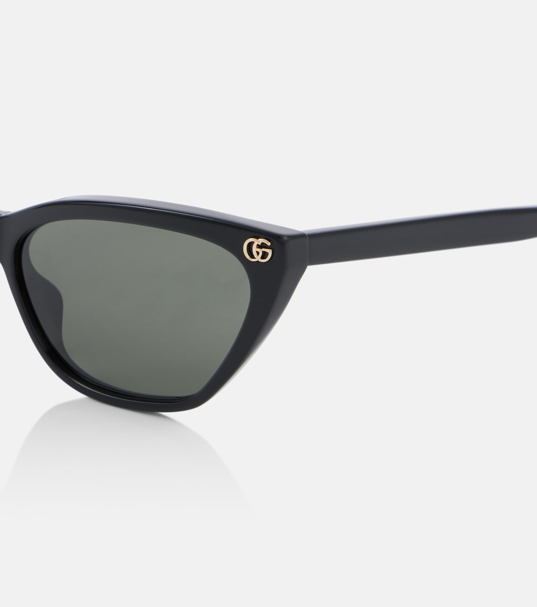Occhiali da sole cat-eye GUCCI con logo Double G, stile giovanile e moda italiana.