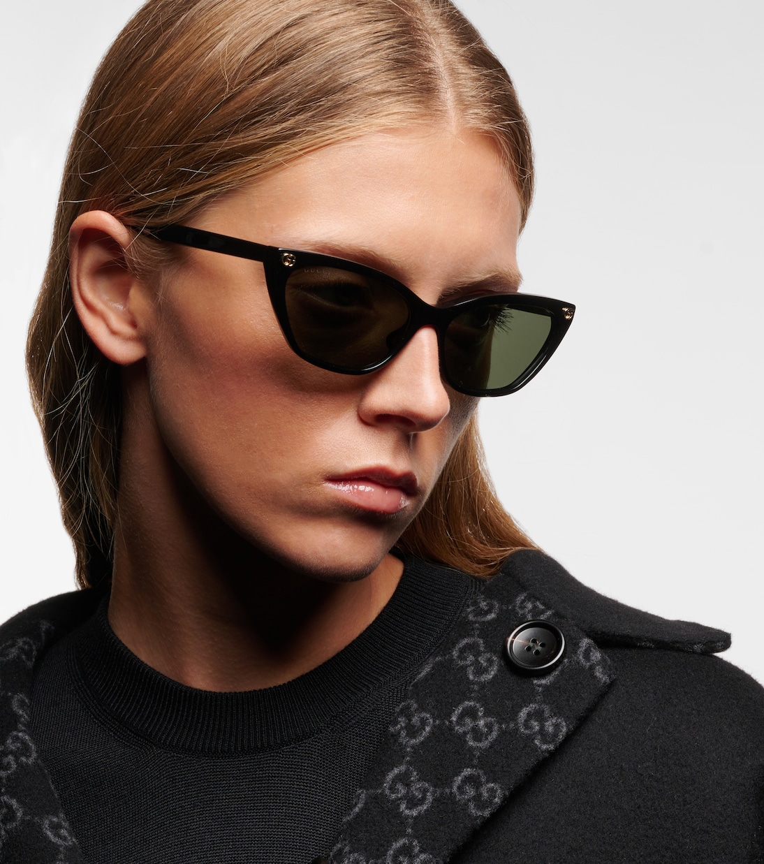 Occhiali da sole cat-eye GUCCI con logo Double G, stile giovanile e moda italiana.