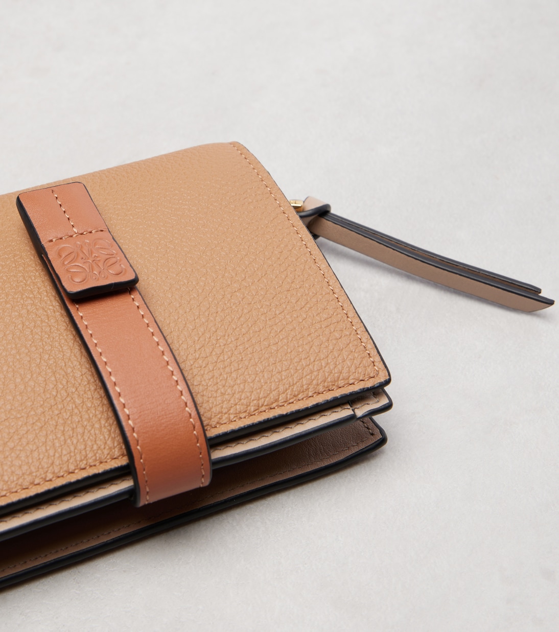 Compact leather wallet | Loewe
