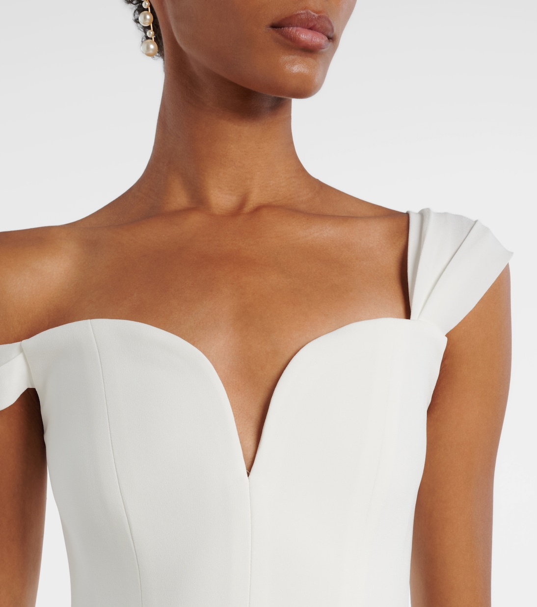 Bridal Off-Shoulder-Robe aus Crêpe | Alex Perry