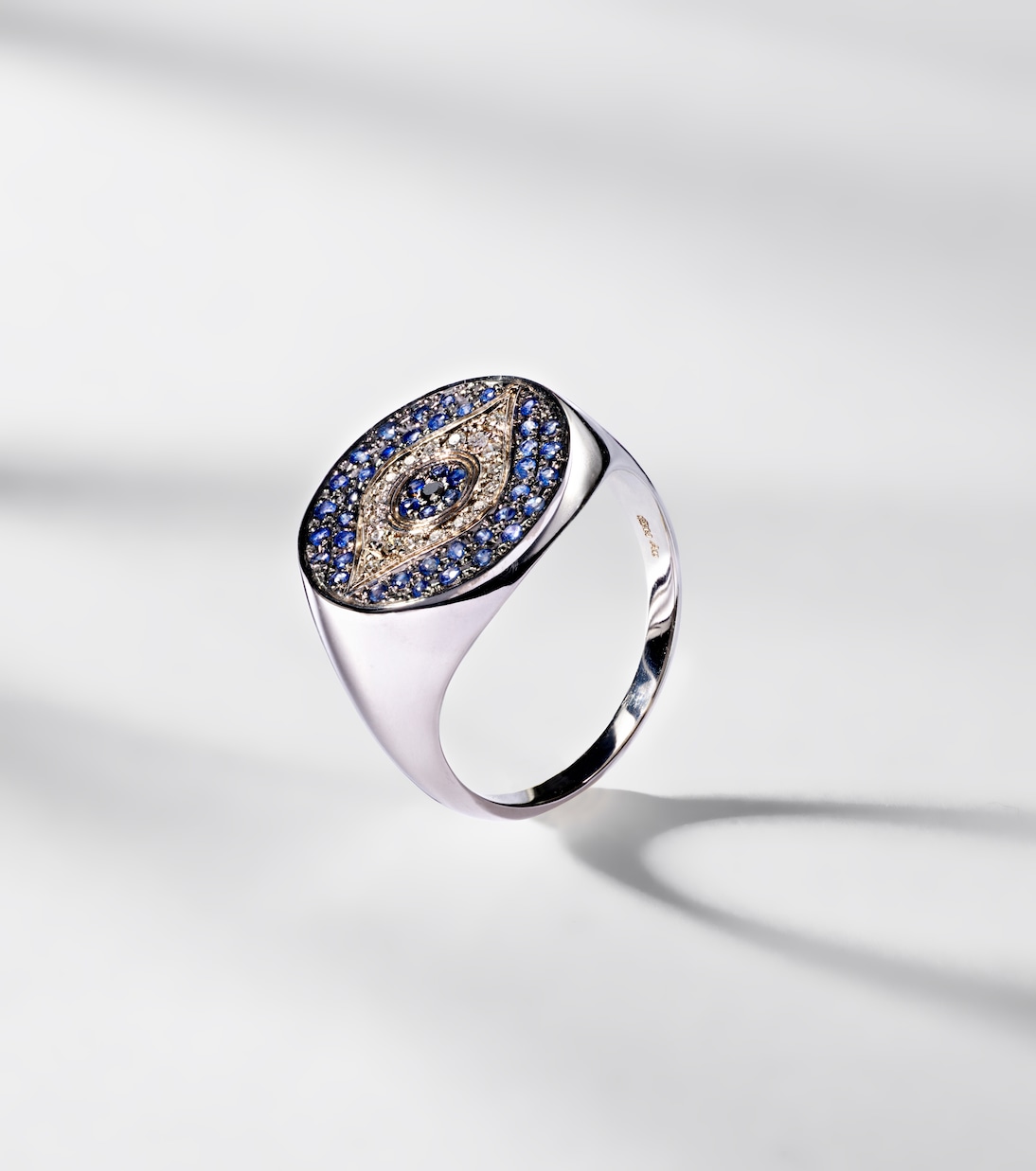 Anello Dawn Chevalier in oro bianco 18kt con diamanti e zaffiri | Ileana Makri