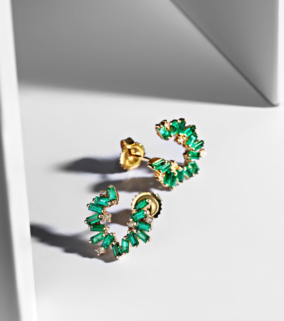 Boucles d’oreilles Izzy Sideway Spiral en or 18 cts, diamants et émeraudes | Suzanne Kalan