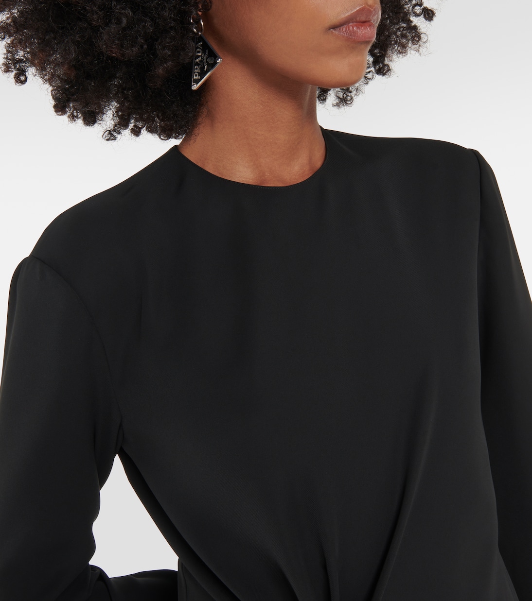 Vestido Mid-Length de Crêpe con Detalles de Lujo de Prada para Jóvenes Modernos