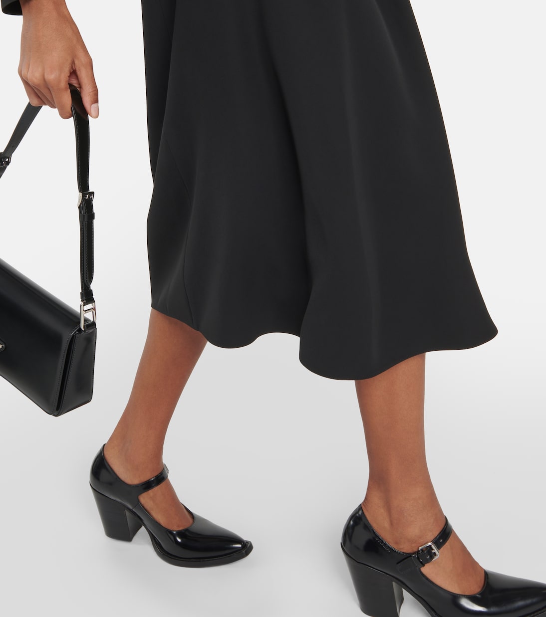 Vestido Mid-Length de Crêpe con Detalles de Lujo de Prada para Jóvenes Modernos