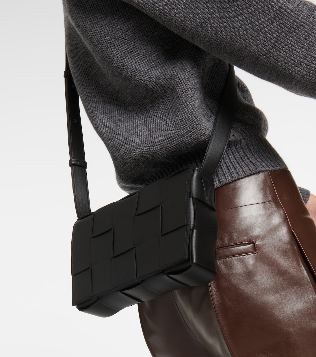 Cassette leather shoulder bag in black - Bottega Veneta | Mytheresa