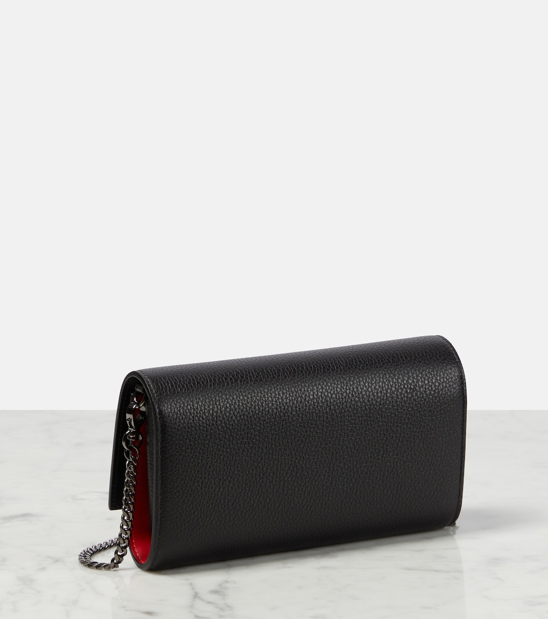 Portafoglio in pelle con catena firmato CHRISTIAN LOUBOUTIN, stile giovane e trendy.