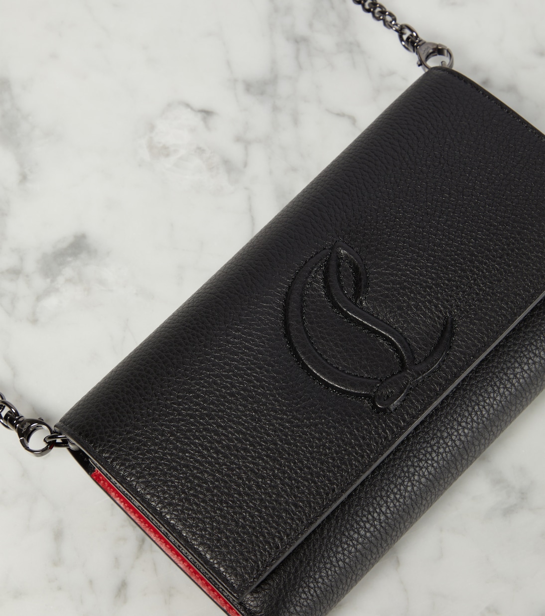Portafoglio in pelle con catena firmato CHRISTIAN LOUBOUTIN, stile giovane e trendy.