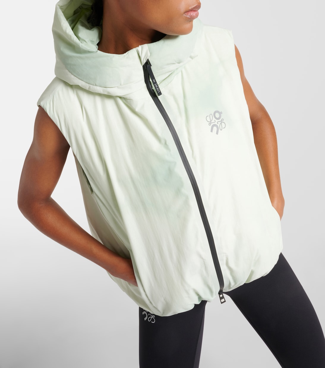 Chaqueta Técnica Tie-Dye de Loewe X On para Jóvenes Urbanos
