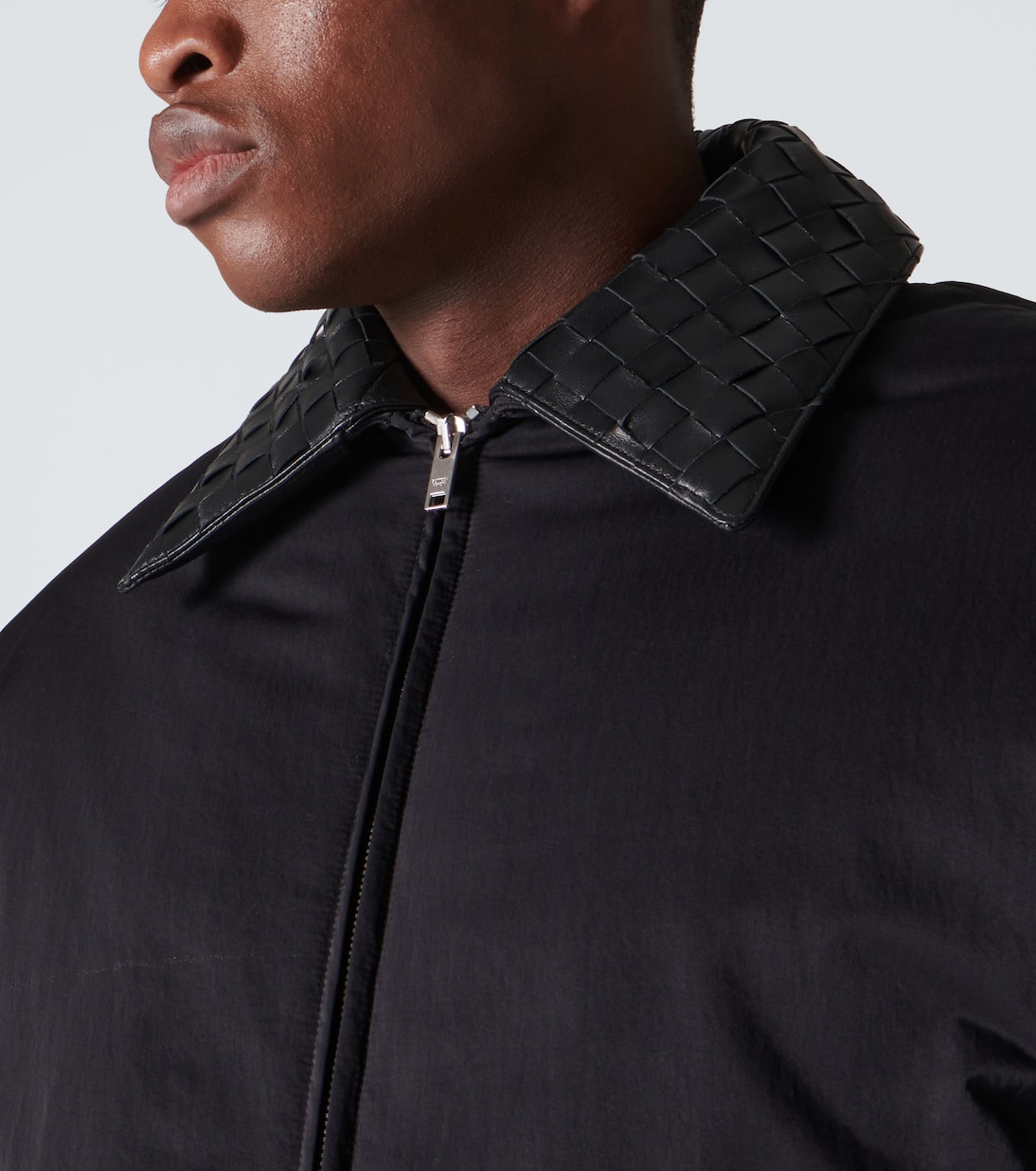 Daunenjacke Intrecciato aus Twill mit Leder | Bottega Veneta