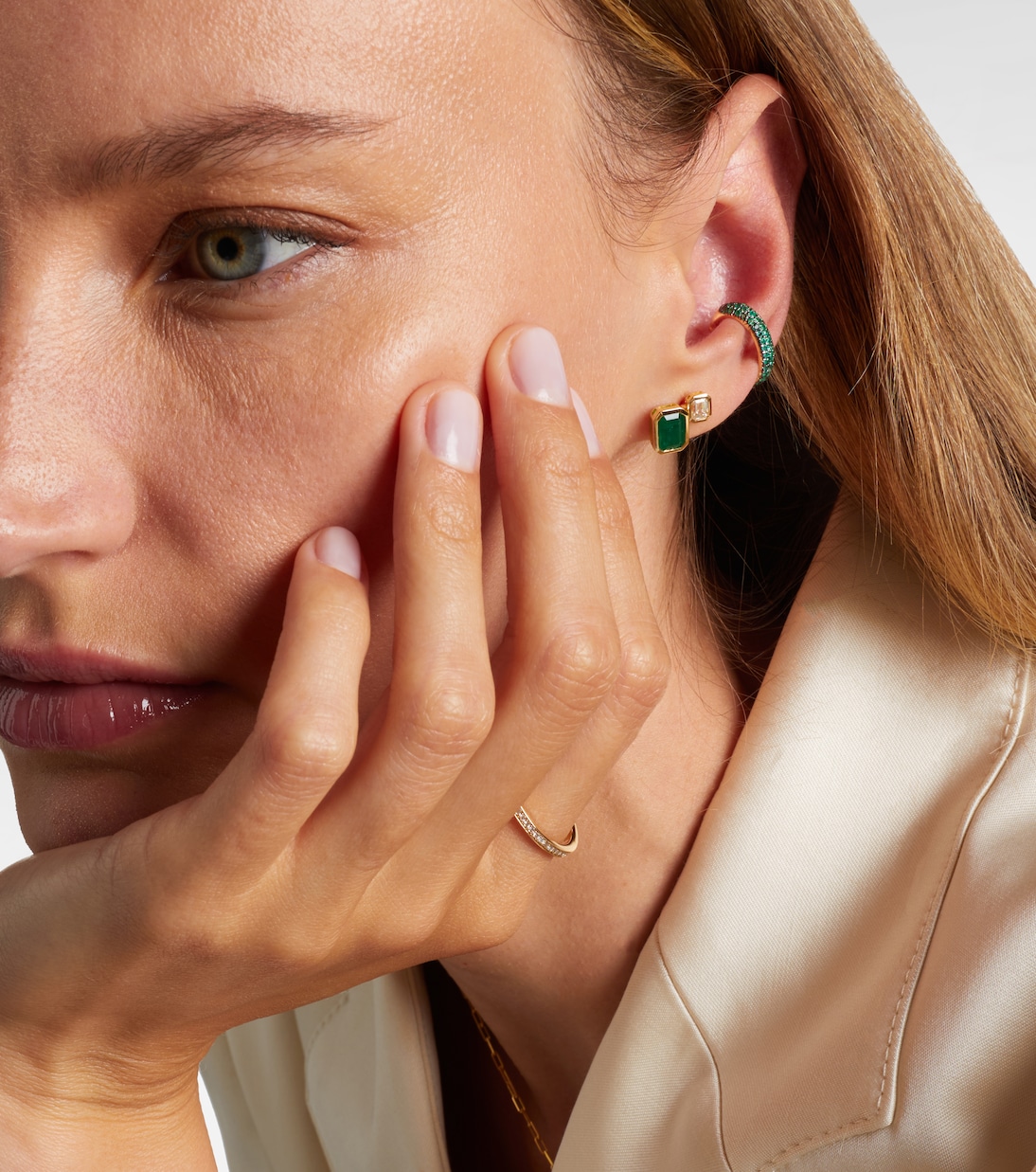 Ear cuff Jumbo de oro de 18 ct con esmeraldas | Shay Jewelry
