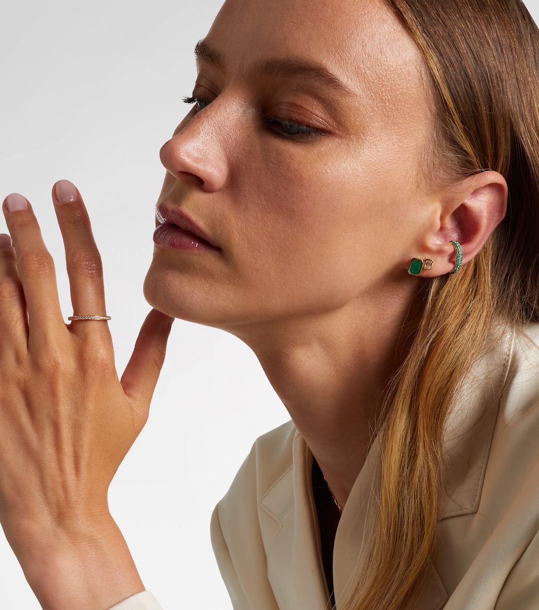 Ear cuff Jumbo de oro de 18 ct con esmeraldas | Shay Jewelry