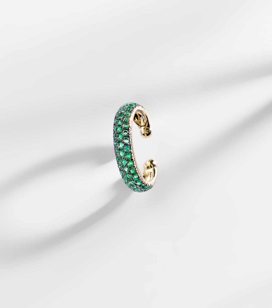 Ear cuff Jumbo de oro de 18 ct con esmeraldas | Shay Jewelry