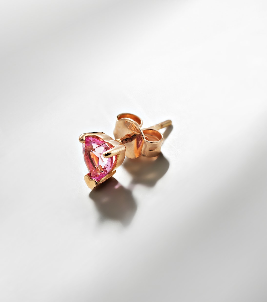 Orecchino unico ROXANNE in oro rosa 14kt con zaffiro rosa, stile giovane e moderno