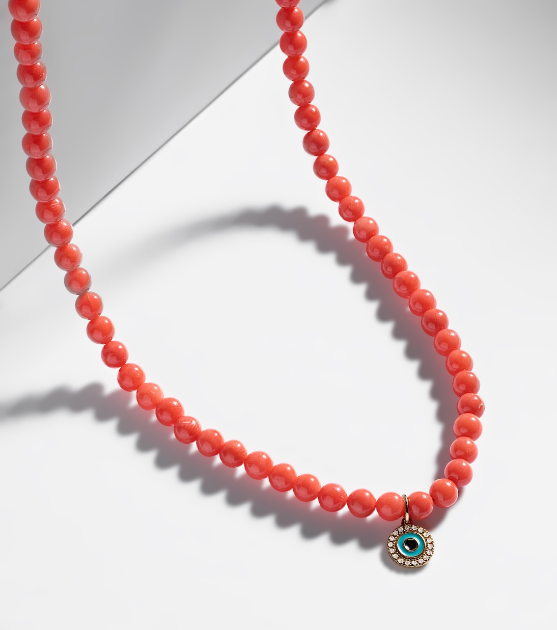 Collana in oro 14kt con perle di corallo e diamanti, design Evil Eye di Sydney Evan per giovani trendy