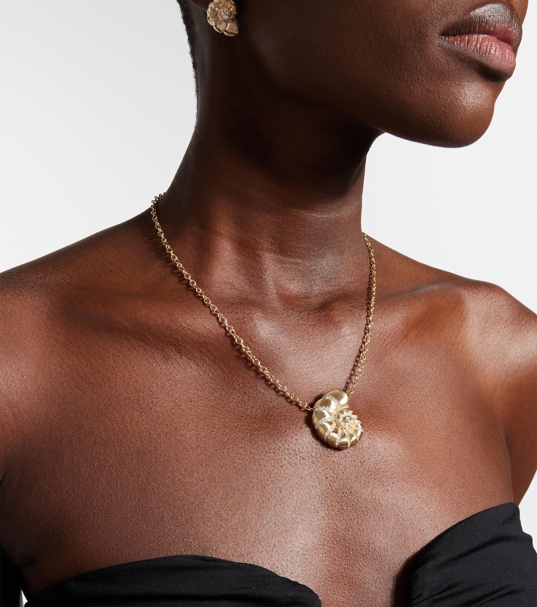 Collana in oro giallo 14kt con conchiglia Nautilus incisa e dettagli diamantati - Eleganza giovanile SYDNEY EVAN