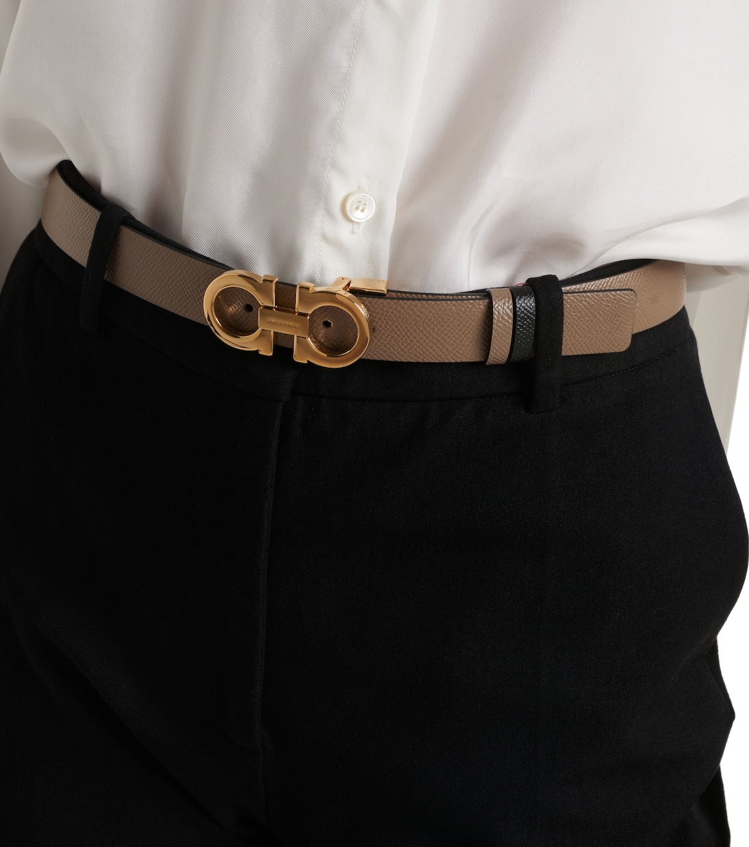 Cintura in pelle reversibile FERRAGAMO con logo Gancini - Stile giovane e moderno