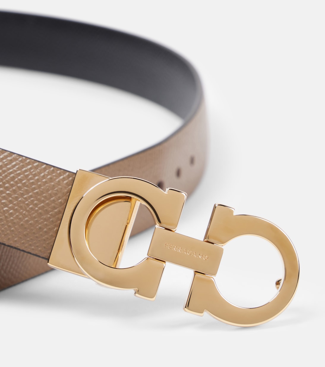 Cintura in pelle reversibile FERRAGAMO con logo Gancini - Stile giovane e moderno