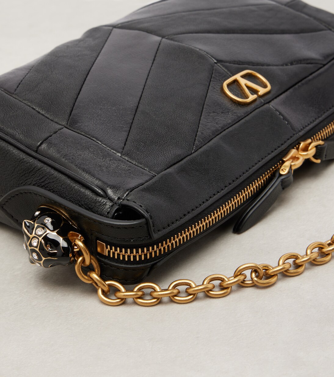 Bolso cruzado Panthea Small de piel | Valentino Garavani