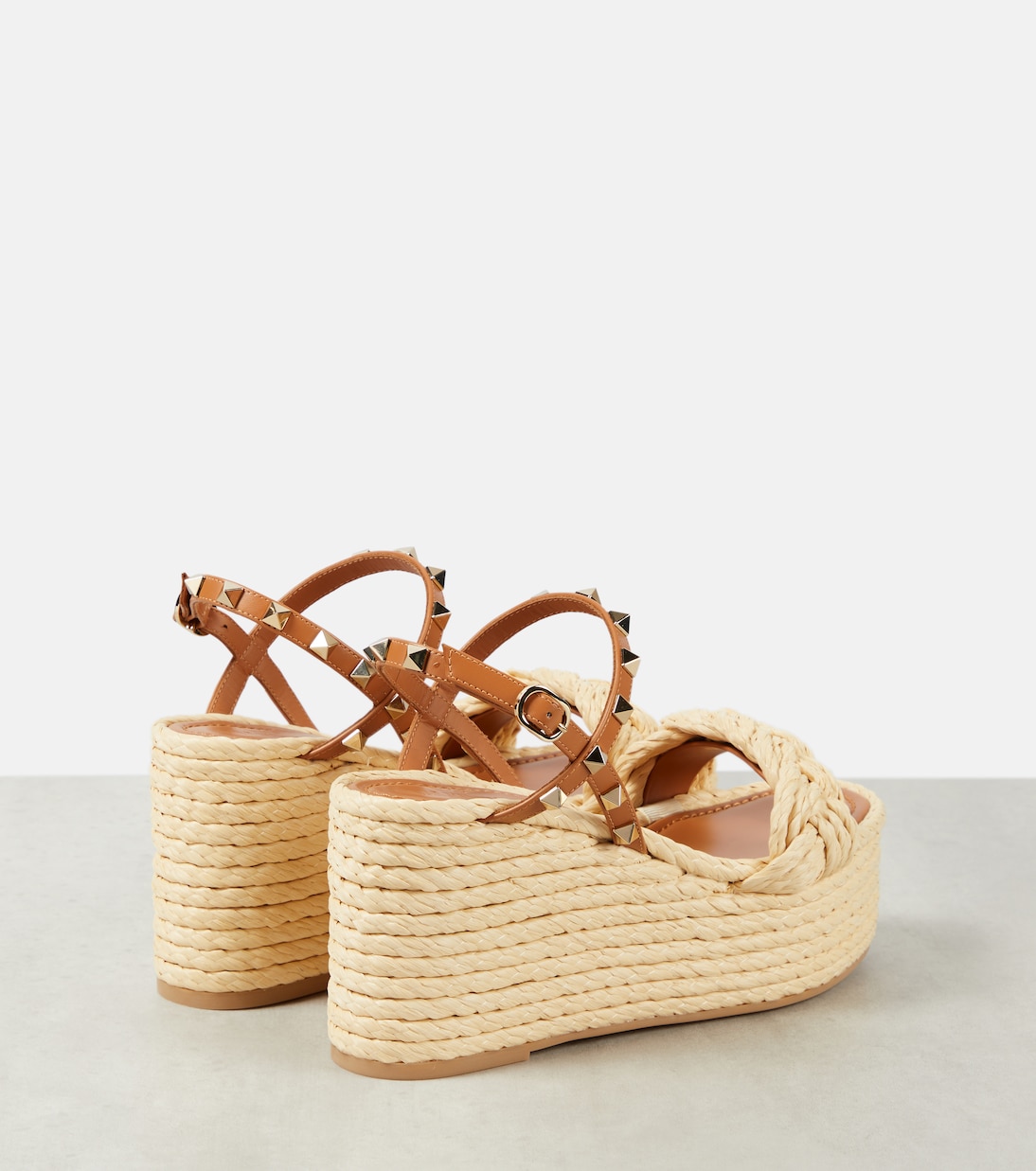 Sandalias con cuña Rockstud de rafia y piel | Valentino Garavani