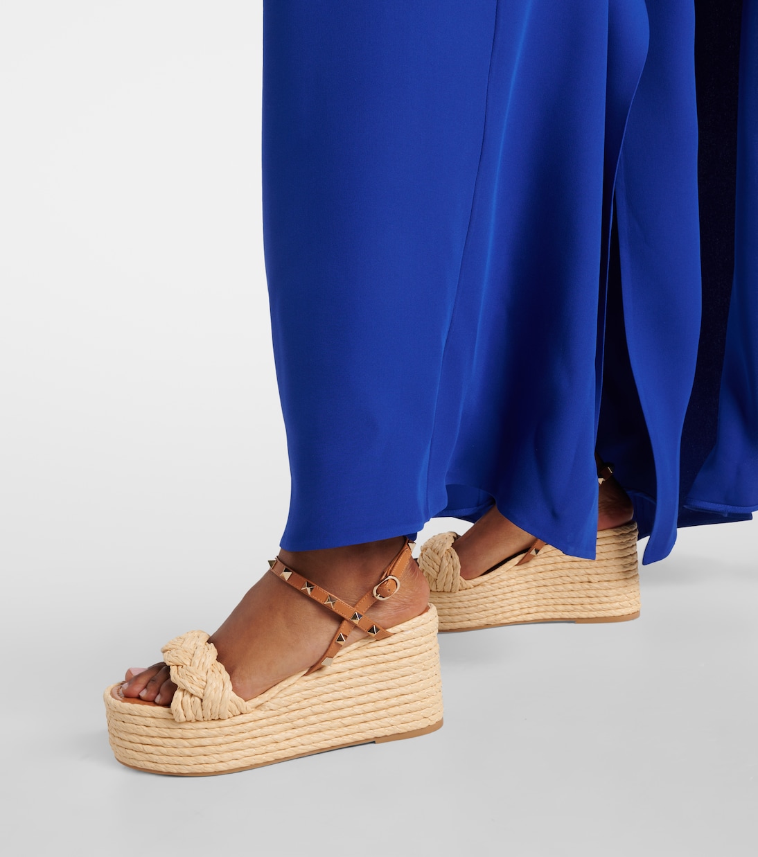 Sandalias con cuña Rockstud de rafia y piel | Valentino Garavani