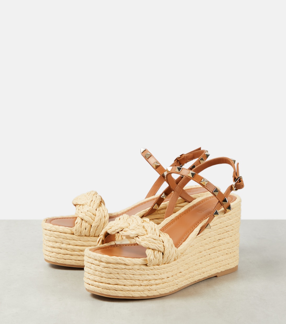Sandalias con cuña Rockstud de rafia y piel | Valentino Garavani