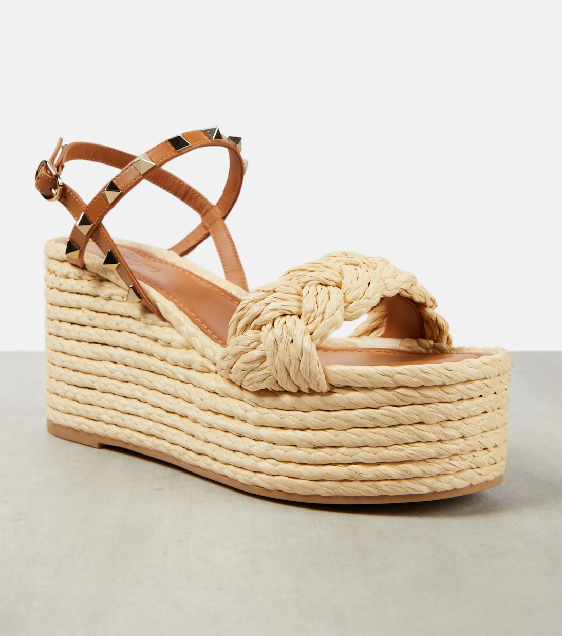 Sandalias con cuña Rockstud de rafia y piel | Valentino Garavani