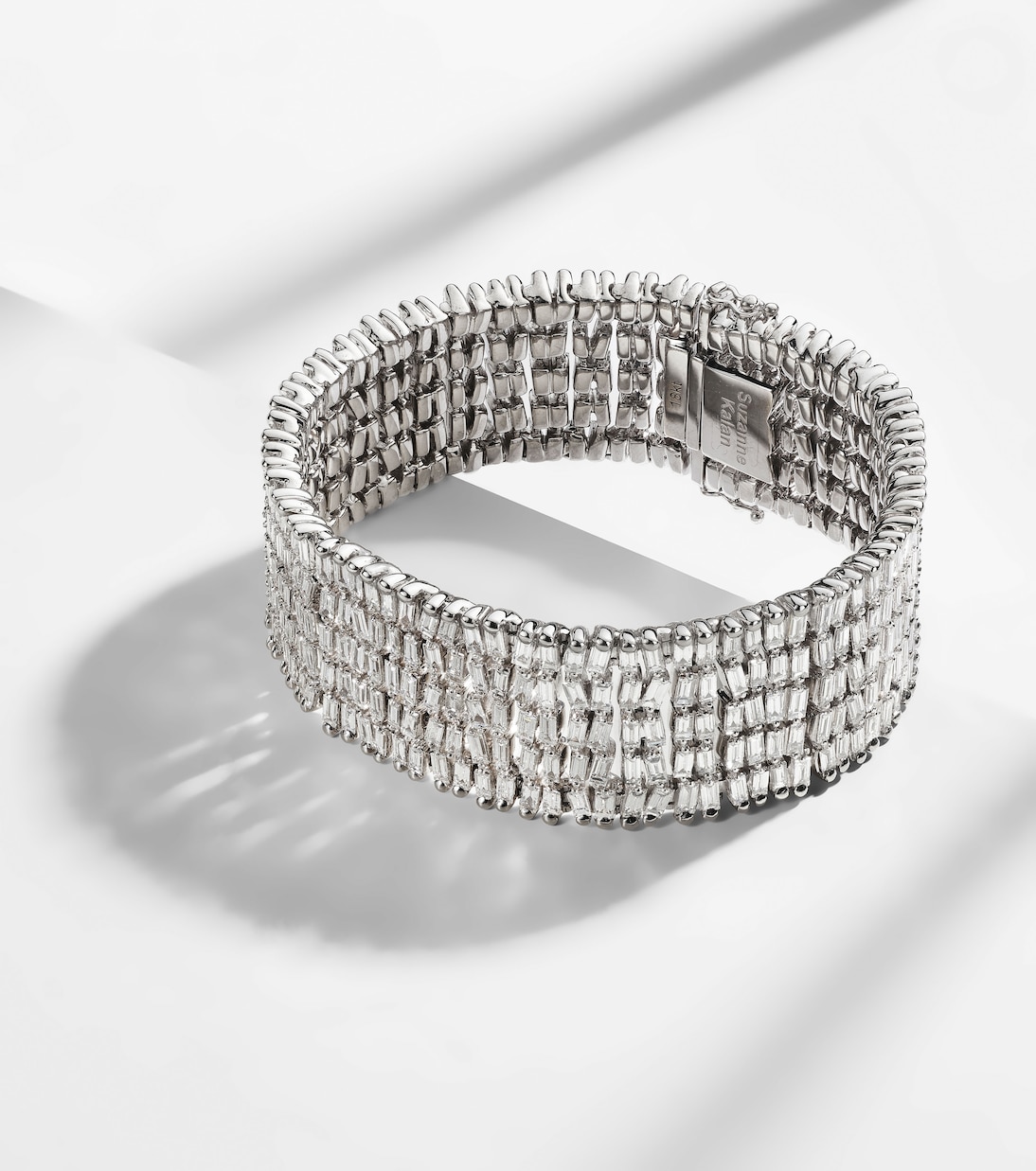 Bracciale in oro bianco 18kt con diamanti, design moderno per giovani trendsetter