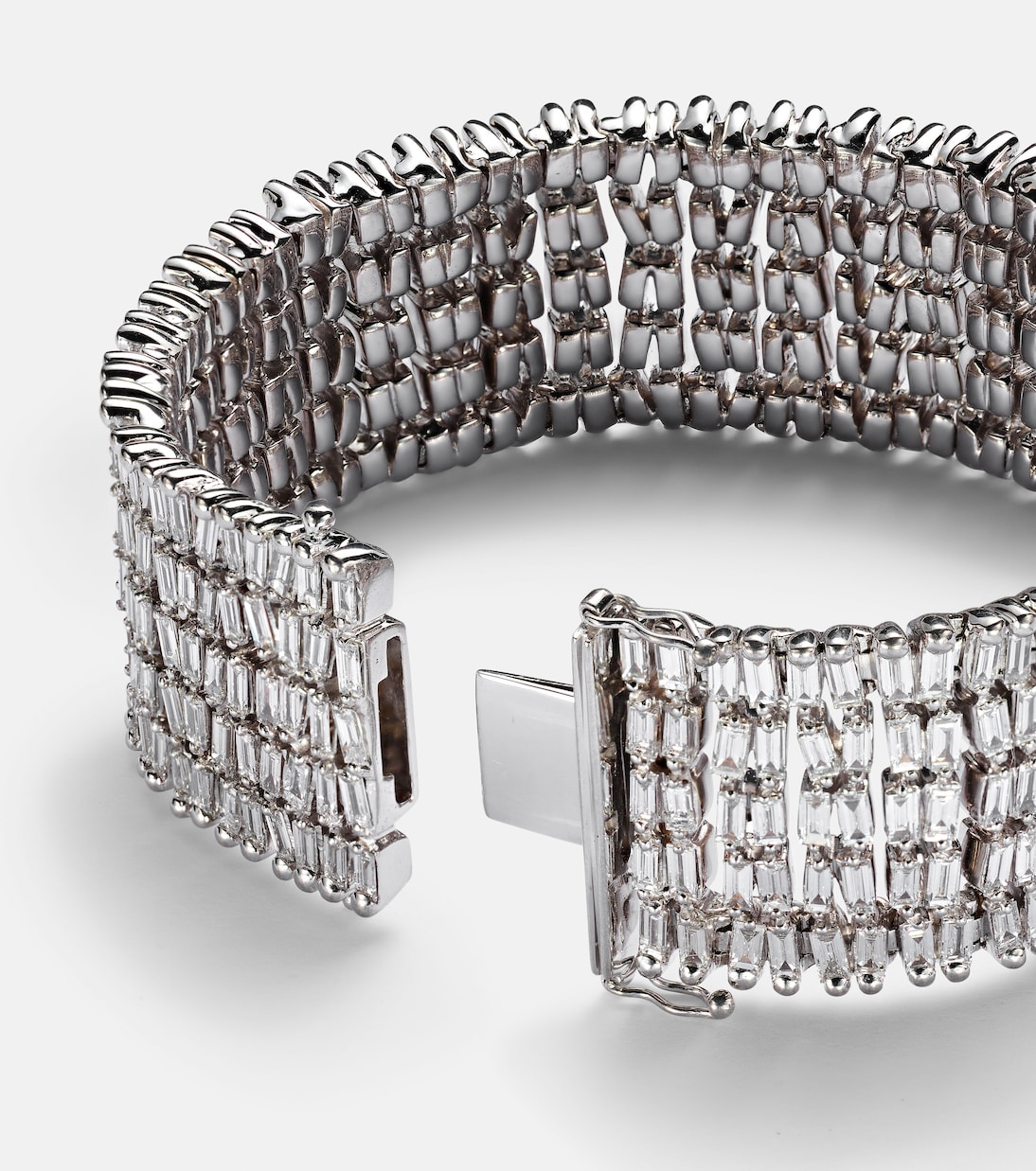 Bracciale in oro bianco 18kt con diamanti, design moderno per giovani trendsetter