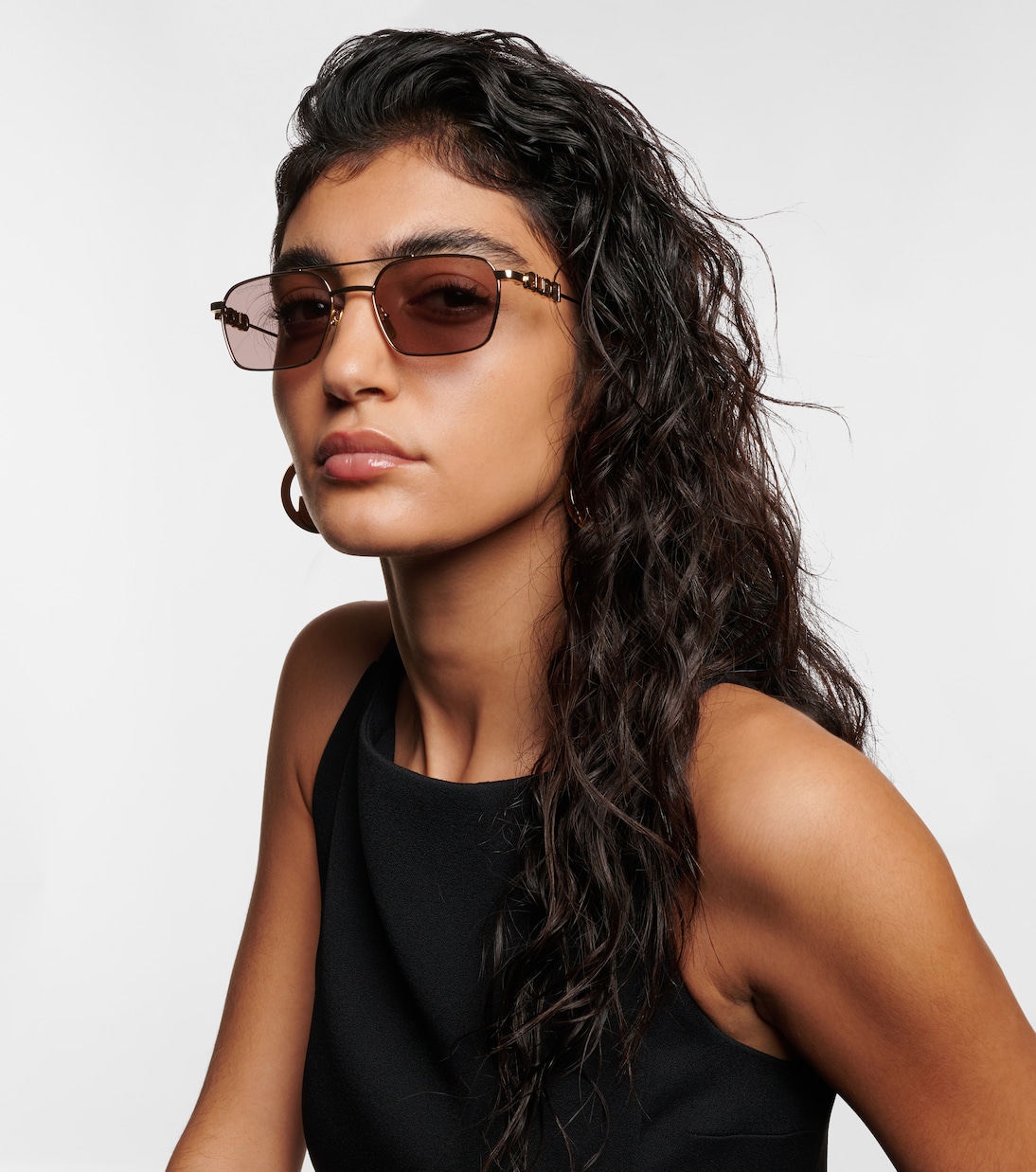 Occhiali da sole aviator GUCCI con dettagli in script, stile giovane e trendy.
