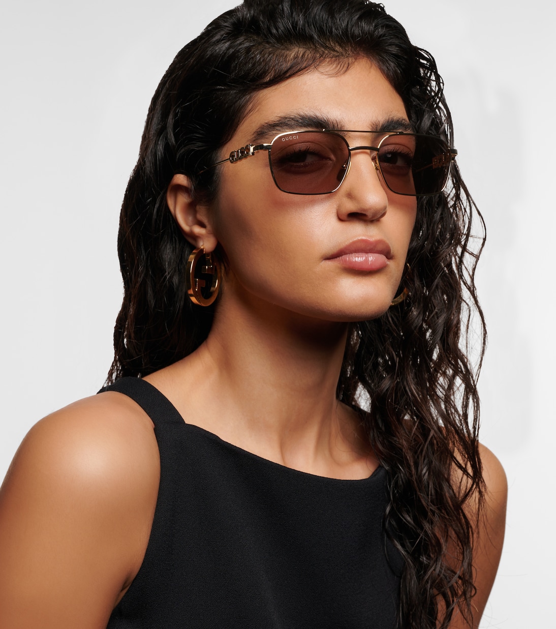 Occhiali da sole aviator GUCCI con dettagli in script, stile giovane e trendy.