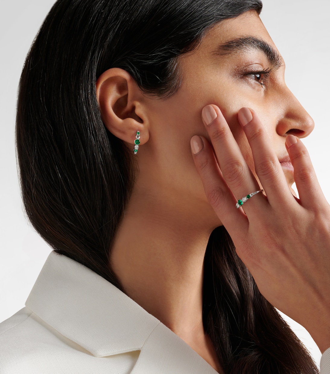 Orecchini a cerchio in oro bianco 18kt con smeraldi e diamanti, gioielli iconici BUCHERER per giovani stili