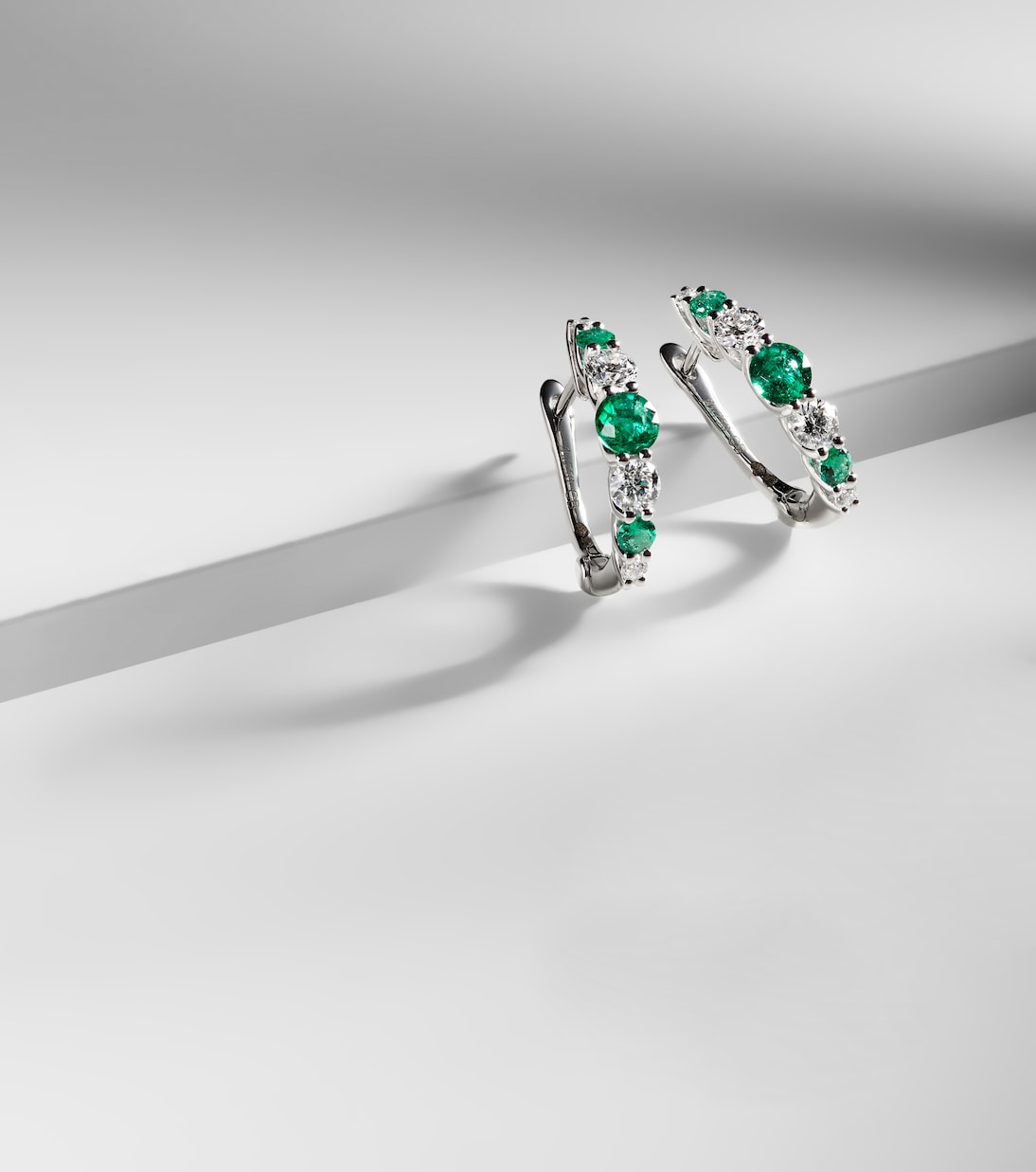 Orecchini a cerchio in oro bianco 18kt con smeraldi e diamanti, gioielli iconici BUCHERER per giovani stili