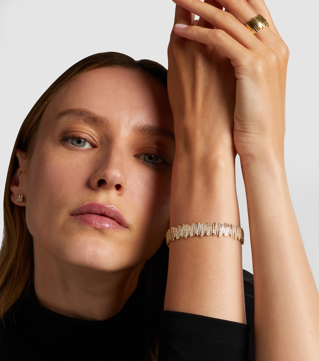 Medium 18kt gold bangle with diamonds | Suzanne Kalan