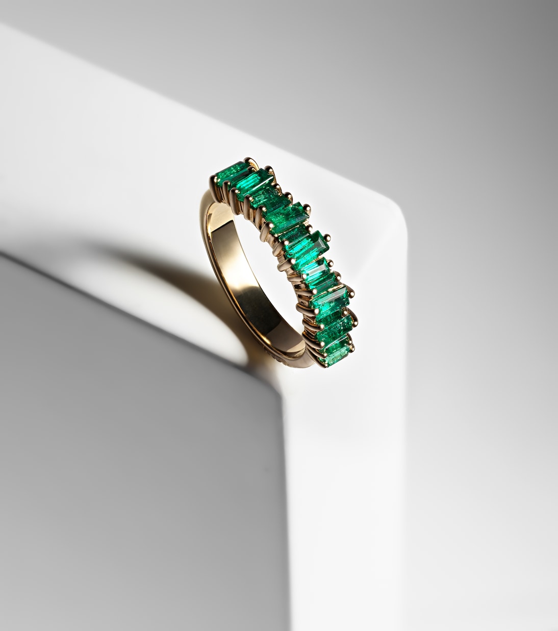 Anello SUZANNE KALAN in oro 18kt con smeraldi, scintillante come fuochi d'artificio