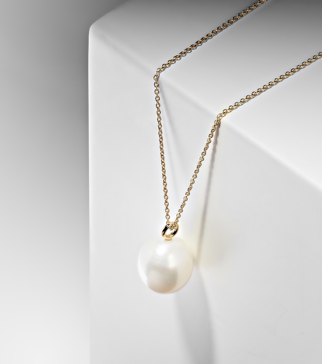 Collana in oro giallo 14kt con perla L'eau di Sophie Bille Brahe, stile giovane e raffinato
