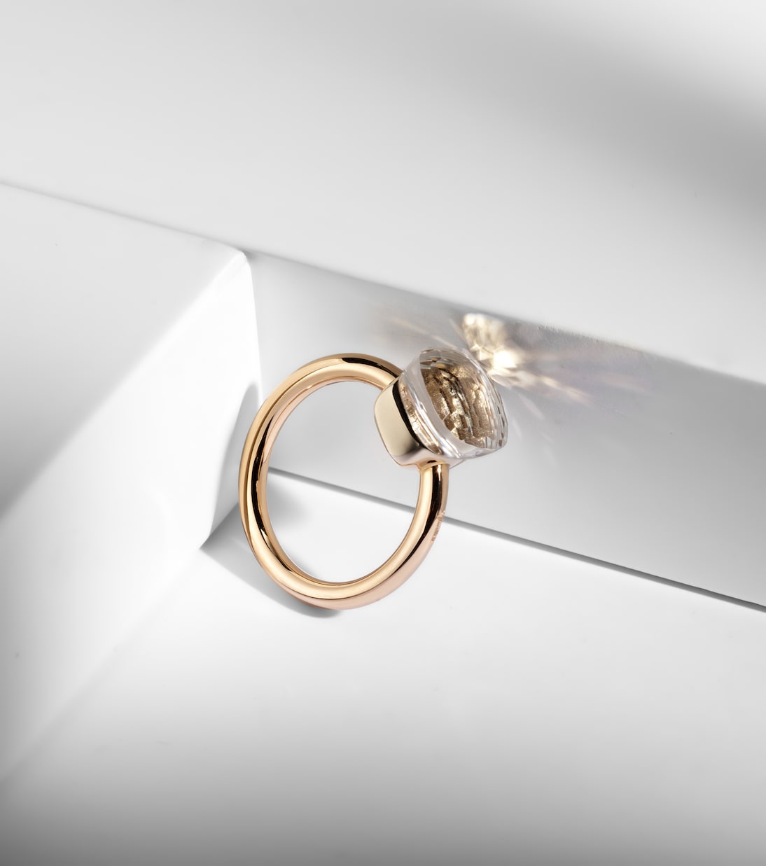 Anello Nudo in oro 18kt con topazio, gioiello elegante per giovani trendsetter