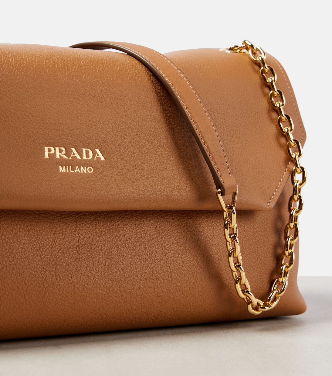 Borsa a spalla Medium in suede | Prada
