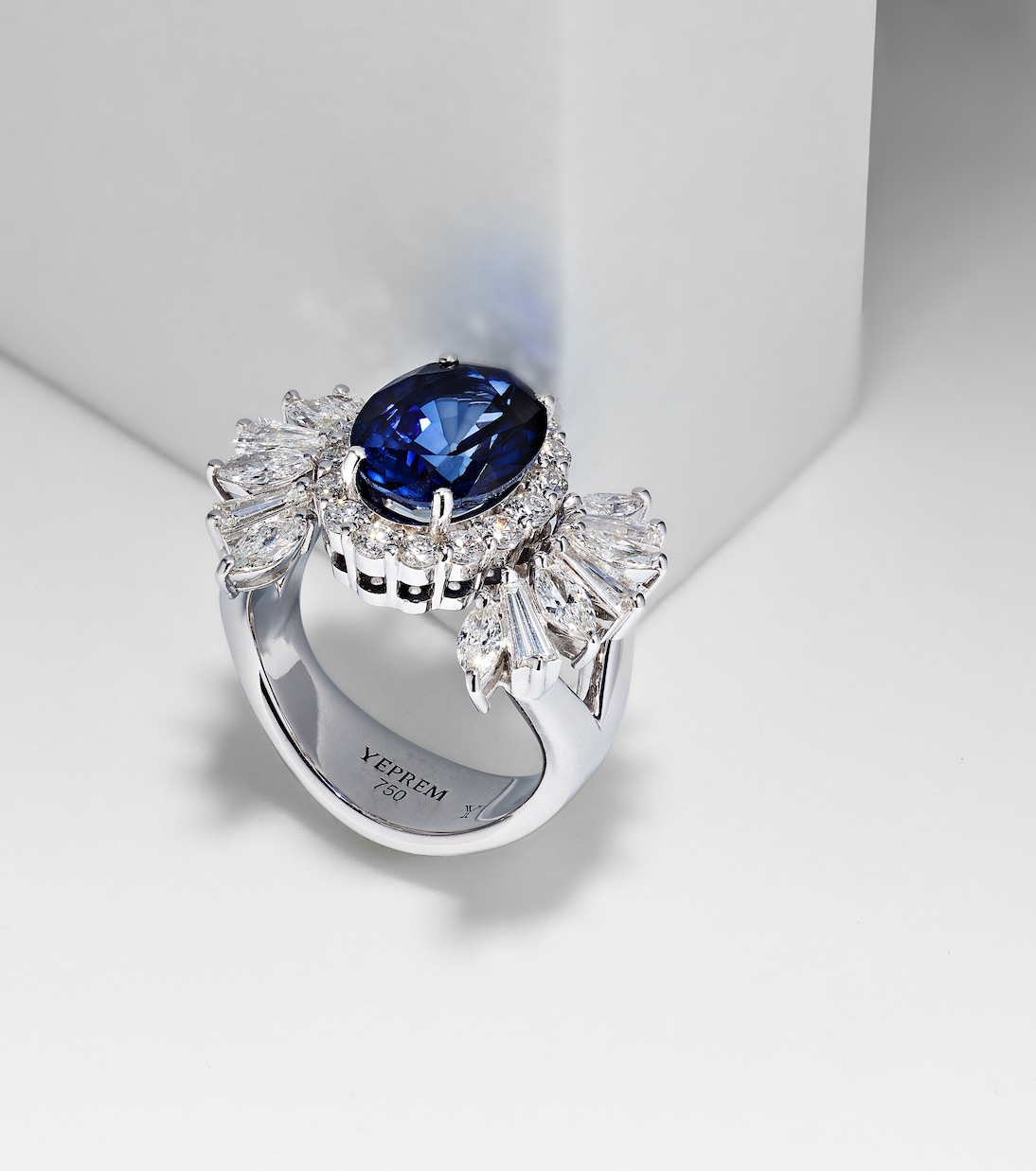 Bague Reign Supreme en or blanc 18 ct, diamants et saphir | Yeprem